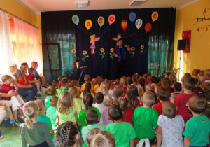 Grupa dzieci wpatrzona w magika