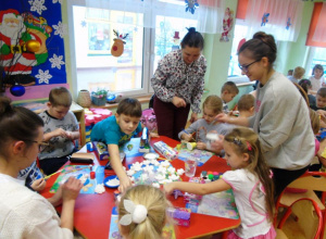 Świąteczne warsztaty plastyczne w grupie „Pszczółki”