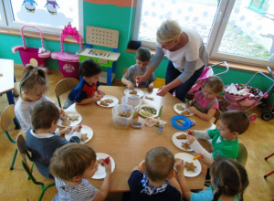 Przedszkolaki z grupy "Krasnoludki" ozdabiają świąteczne pierniki