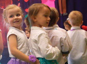 „Kocham mocno babcię, dziadka – to nie żart moi mili. Dzisiaj im życzenia składam, by 100 latek jeszcze żyli”.