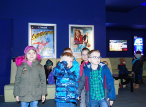 Wycieczka do kina Helios w Piotrkowie Trybunalskim na film pt: „Corgi psiak królowej”.