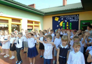 Dzieci machają rękami