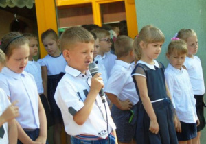 Grupa dzieci odświętnie ubranych