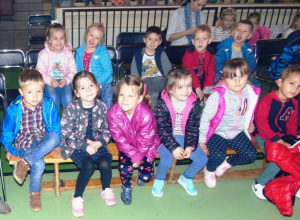 Dzieci z Przedszkola Samorządowego na wycieczce do Piotrkowa Tryb. na musical pt. „Przygody Wilka i Zająca”.