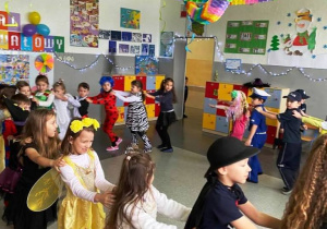 Dzieci tańczą.