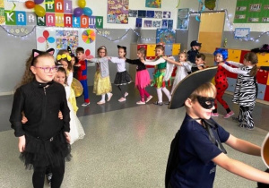 Dzieci tańczą.