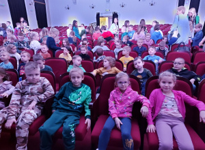 Wycieczka do Miejskiego Ośrodka Kultury w Piotrkowie Tryb. na przedstawienie pt. "Dziewczynka z zapałkami "