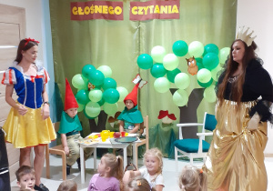 Dzieci biorą udział w dniu głośnego czytania.