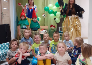 Dzieci pozują do zdjęcia w towarzystwie Królewny Śnieżki i złej królowej.