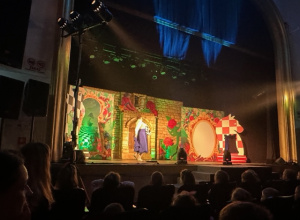 Wycieczka do MOK w piotrkowie Tryb. na przedstawienie pt. "Alicja w Krainie Czarów".