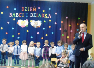 Uroczystość z okazji Dnia Babci i Dziadka w grupie "Biedronki"