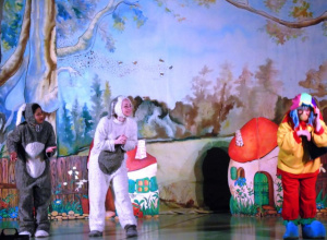 Wyjazd przdszkolaków do hali OSIR w Piotrkowie Trybunalskim na baśń muzyczną pt. „W tajemniczej krainie krasnali”