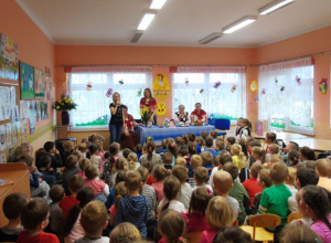 Wielkanocne warsztaty plastyczne w przedszkolu ze Stowarzyszeniem „Rozwój Sołectwa Plucice”