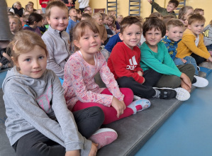 Wyjście przedszkolaków na przedstawienie o tolerancji do Szkoły Podstawowej w Gorzkowicach