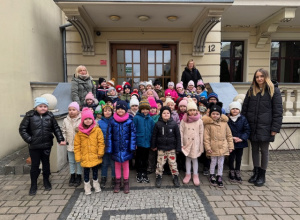 Wycieczka przedszkolaków na spektakl teatralny ,,Kubuś Puchatek”