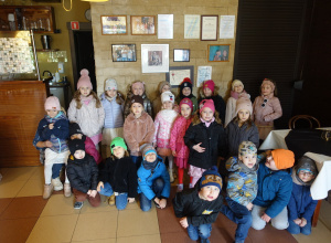 Wyjście przedszkolaków z grupy „Pszczółki” do restauracji z okazji Dnia Kobiet.