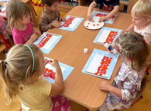 Małe serca dla Ojczyzny – prace plastyczne przedszkolaków z okazji Dnia Niepodległości