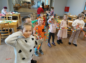 Warsztaty tworzenia tradycyjnych ozdób choinkowych.