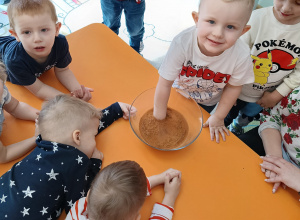 „Mali badacze” – eksperymenty, doświadczenia w grupie Krasnali.