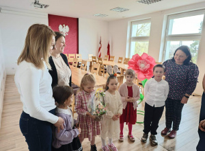 Przedszkolaki z życzeniami w lokalnych instytucjach