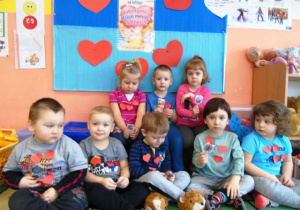 Dzieci z grupy Krasnoludki trzymają w ręku lizaki - zdjęcie grupowe
